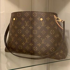 Selling my Louis vuttion montaigne mm. Authentic!!